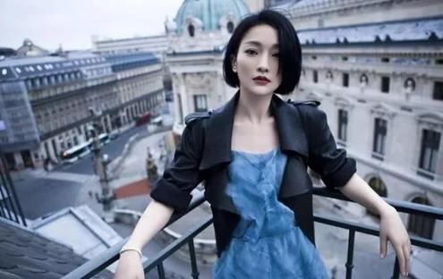 范冰冰晒短卷发照这角度也是自信的没谁了！而她直接年轻了20岁