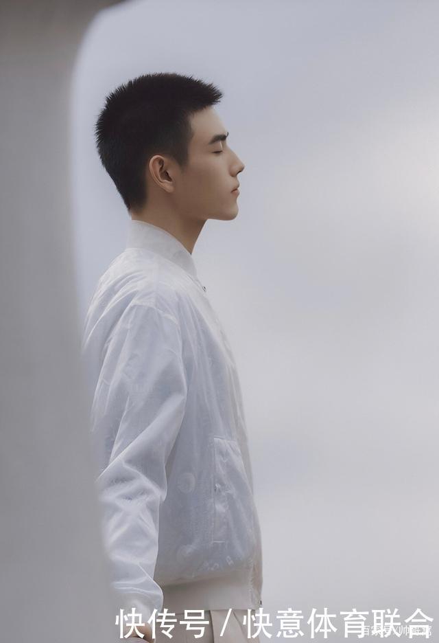 气质:留着寸发穿白衬衫的小奶狗,皮肤白净的帅哥穿什么都这么有气质哦