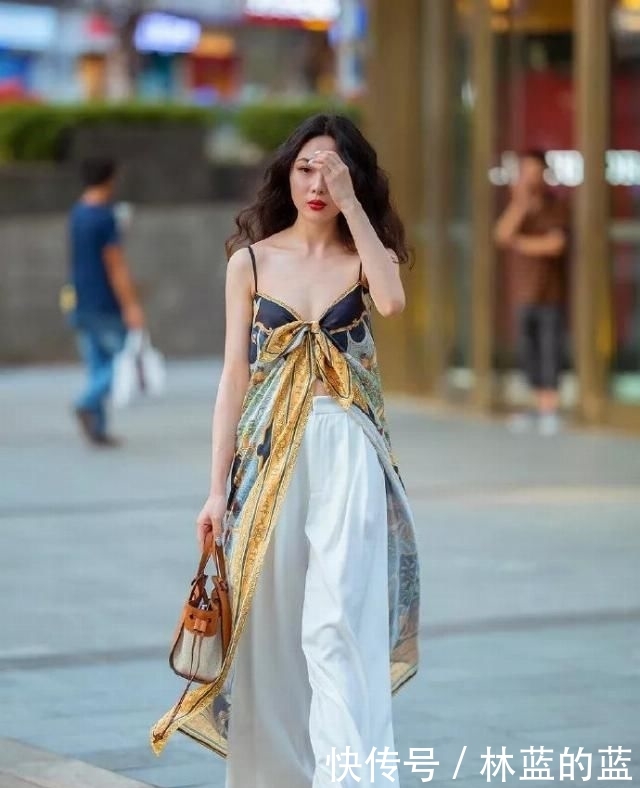 长裙:街头穿搭:长裙与高跟鞋的碰撞炸出来的是优雅