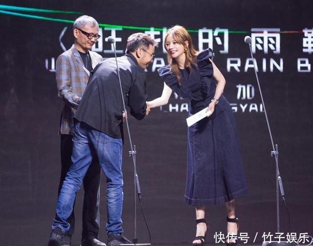 瘦下来的赵薇不得了，再次穿上牛仔裙，至少减龄了20岁！