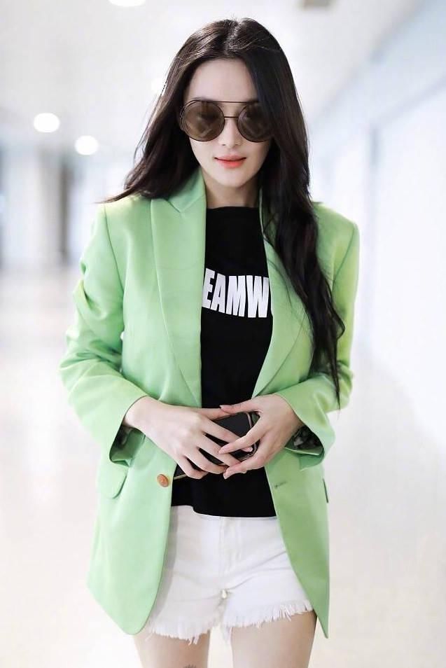 31岁张馨予现身机场，西装配短裤身形似少女，网友：真不愧是军嫂