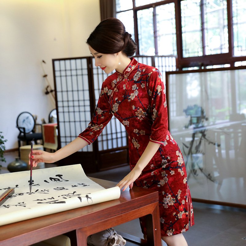 哥哥结婚，53岁妈妈穿这，高雅旗袍裙!风韵犹存，简直惊艳全场