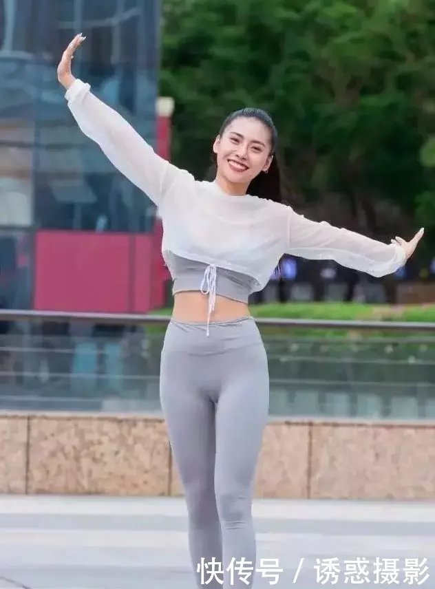 微胖气质小姐姐，浅灰色紧身打底裤包裹下凸显火辣迷人好身材，浑