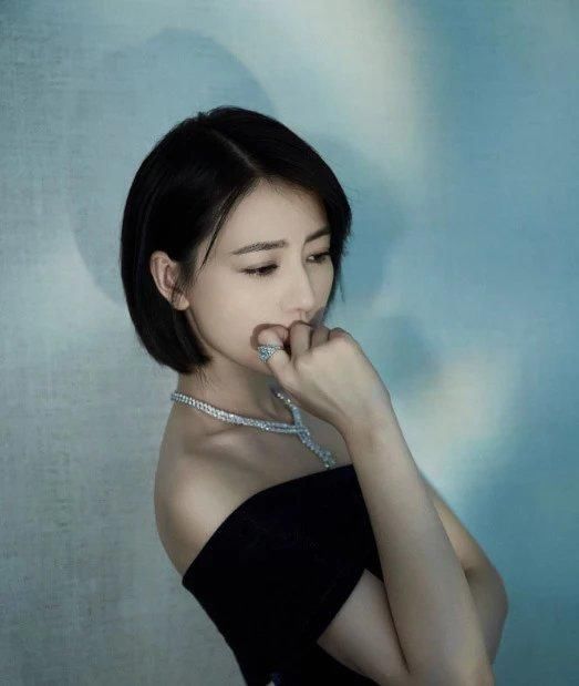 高圆圆不愧为“直男斩”，全身上下只穿一件小衣服，让人彻底沦陷