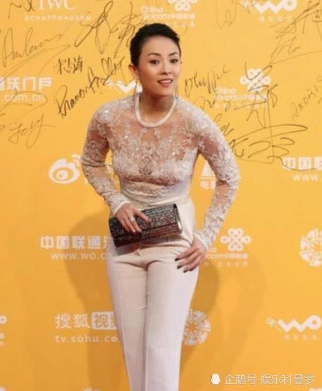 章子怡穿透视装太尴尬，身材太瘦，网友：史上最尴尬的国际章！