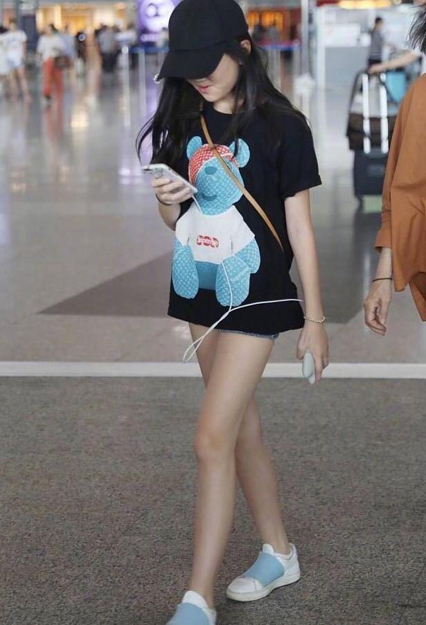 李亚鹏携女儿现身机场, 李嫣大长腿亮了, 难怪能去时装周走秀!