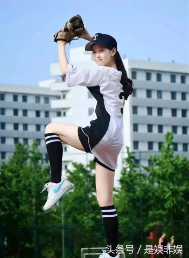 女星爱袜子外穿:杨幂杨颖时髦，鞠婧祎罕见，我就服迪丽热巴