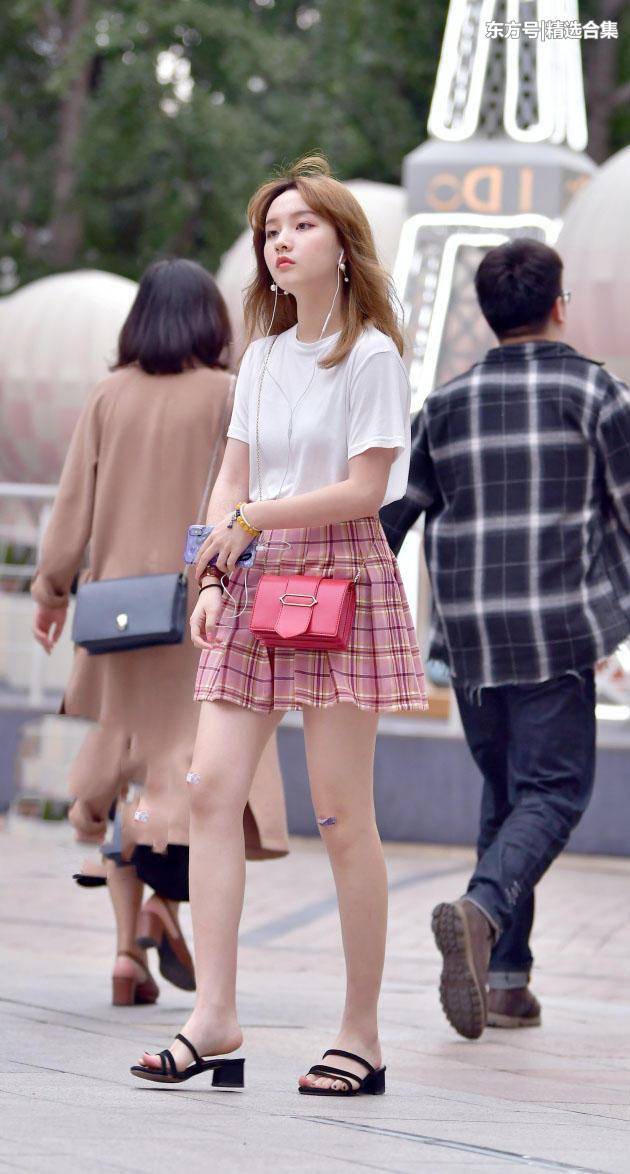 街拍美女：清纯小学妹穿粉色超短裙秀出一双笔直美腿