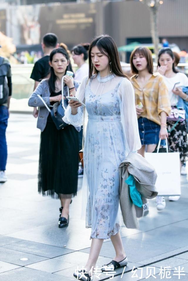「纯洁」路人街拍,姑娘优雅迷人很吸睛,穿淡蓝色调纱裙,清新又纯洁