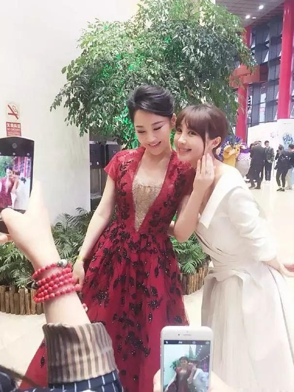 48岁许晴与29岁李菲儿同框，网友:一个俏皮可爱，一个风韵犹存