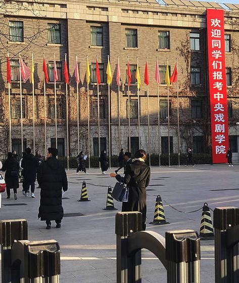 38岁万人迷陈好中戏任考官 一身黑衣显低调