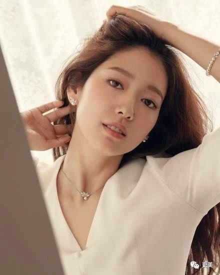 景甜凸出的小肚子衣服都遮不住，体型快和蒋欣一样了