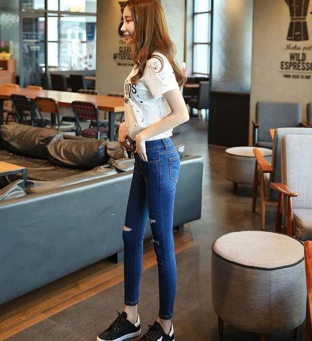 一条修身显瘦的牛仔裤，低调奢华又不失婉，展现完美的自己