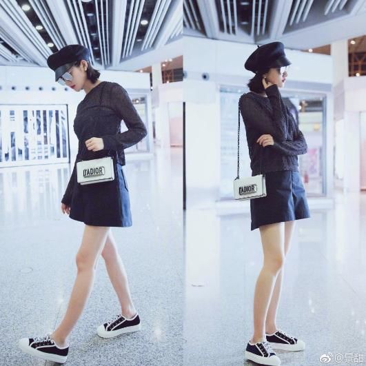 一场大秀，心疼景甜胸都勒变形了！