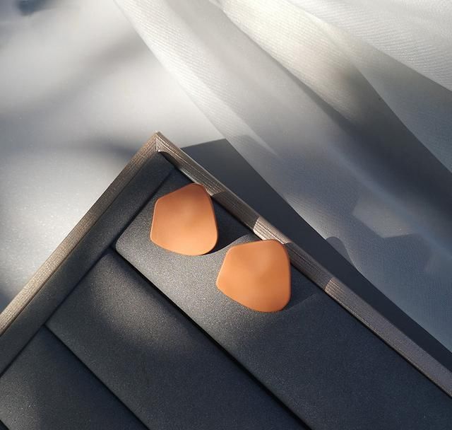  『耳环』这些耳环简约，但戴上很有气质