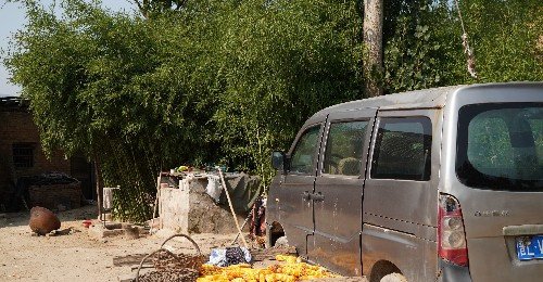 秋游黄河，发现1个黄河人家，2件衣服让人联想，住的啥人