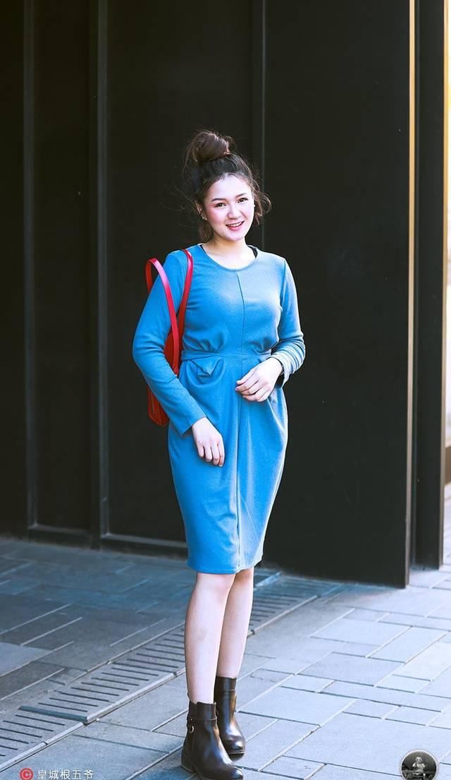  出自己：街拍：将追寻时尚当作一种习惯，穿衣搭配不必花费过多的时间