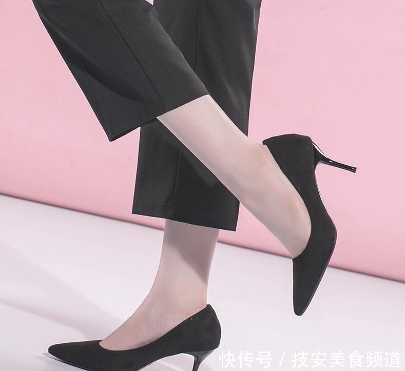  #女人#高跟鞋会让女人魅力提升，酒杯跟的设计，满满的优雅气质
