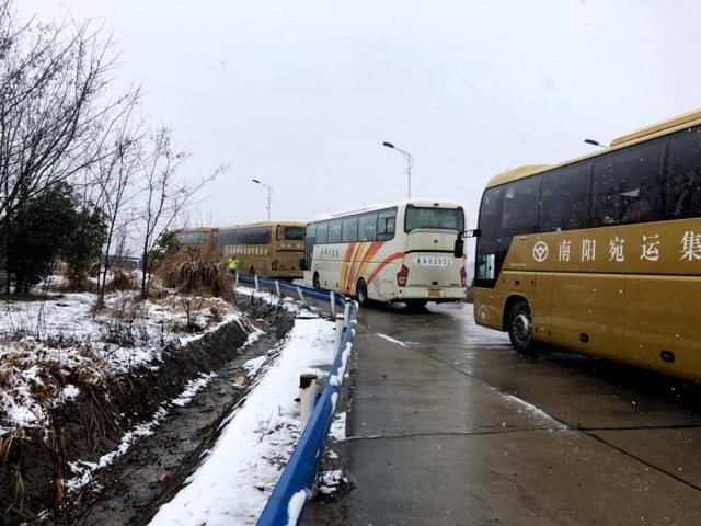 13辆大巴车受降雪影响无法通行高速 河南湖北高速交警上演接力护