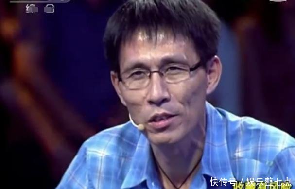大叔带两块石头来鉴宝, 专家目瞪口呆 你是来鉴宝还是来炫富