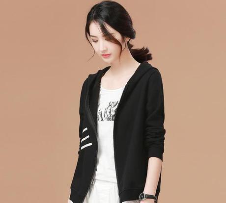 马上就到中秋，别买风衣了！今年流行穿洋气卫衣，显瘦显嫩超养眼