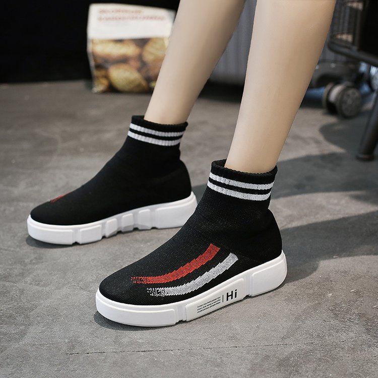 刚问世就秒杀老爹鞋的“袜子鞋”，满足女人对显细腿的要求，美翻