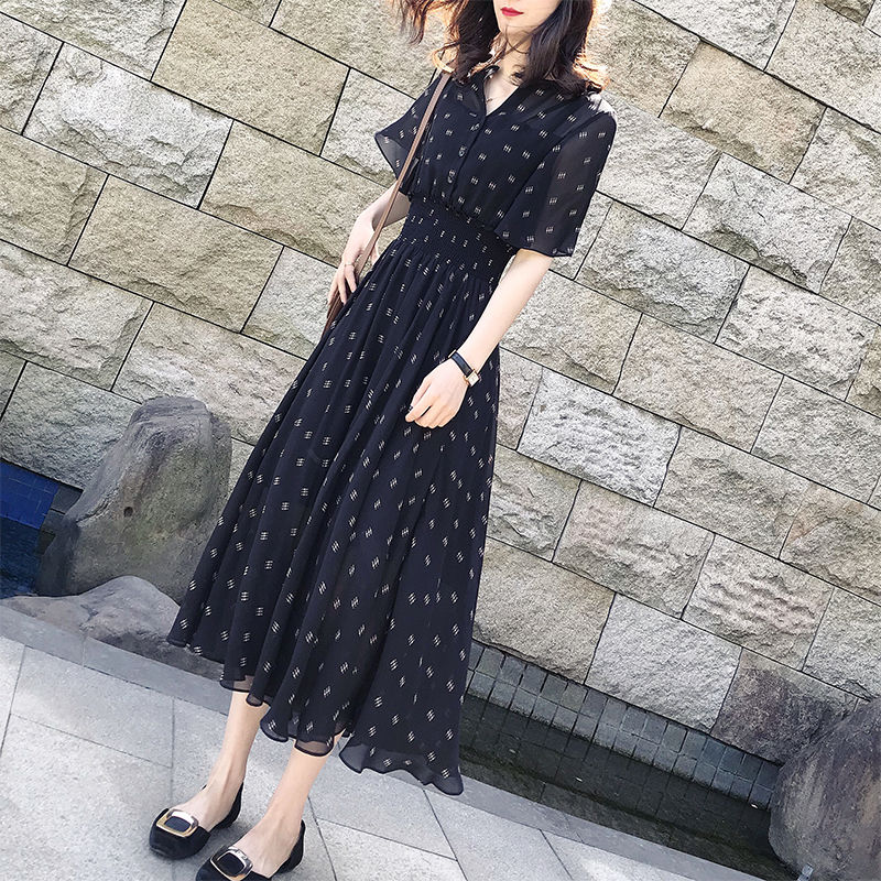 外出旅游，一定要备一件“勾魂裙”，显身材又性感，让人神魂颠倒