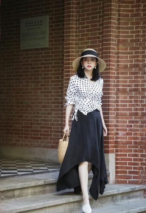 「纤瘦女孩」谁说衬衫是阿姨们的专属?5个元素唤醒时尚潮流,轻松美成小仙女
