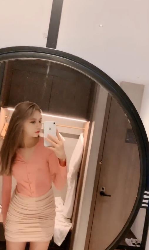 美女你这镜子脏了,得擦一擦才能看得清