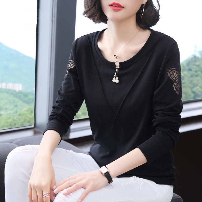 小姨来我家，身上穿的小衫白裤子，原来今年流行这样穿，优雅大气