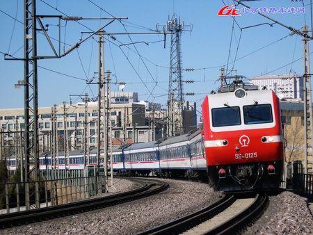 为什么普通列车轨道铺碎石，而高铁轨道却不用？