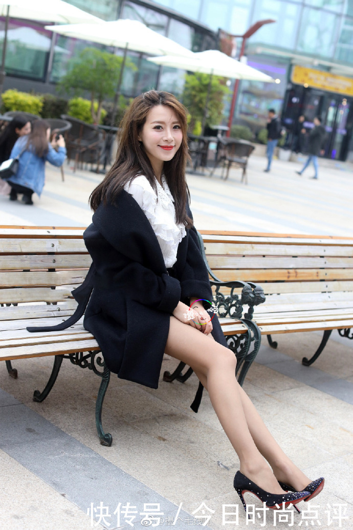  图集：时尚图集：街拍小姐姐性感时尚，网友：愿卖肾娶回家