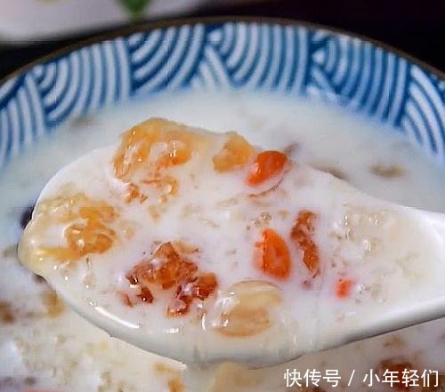  「桃胶炖奶」一到冷天，我从不用化妆品，每天喝一碗它，面色红润，色斑也没了！
