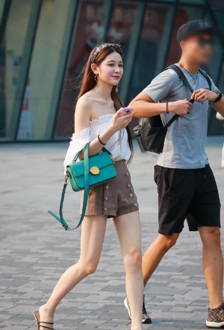  优雅|小姐姐新月如佳人，风韵十足，性感又温婉！