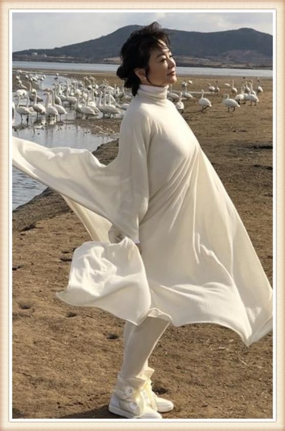 当章子怡和林青霞同穿一条裙子，终于见识了气质脸的最高级形式!