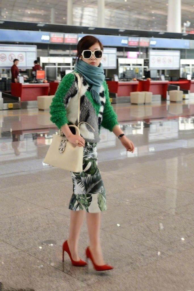 秦海璐这身打扮贵妇样十足, 网友: 双影后就不能低调点么?