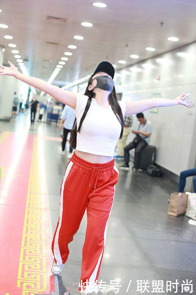 徐冬冬穿紧身T恤去机场，却被吐槽上下一样粗，网友：没点曲线感
