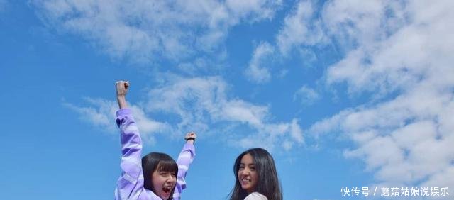  「同款」木村光希姐妹同框，穿同款不同色条纹T恤，姐姐齐刘海更显嫩