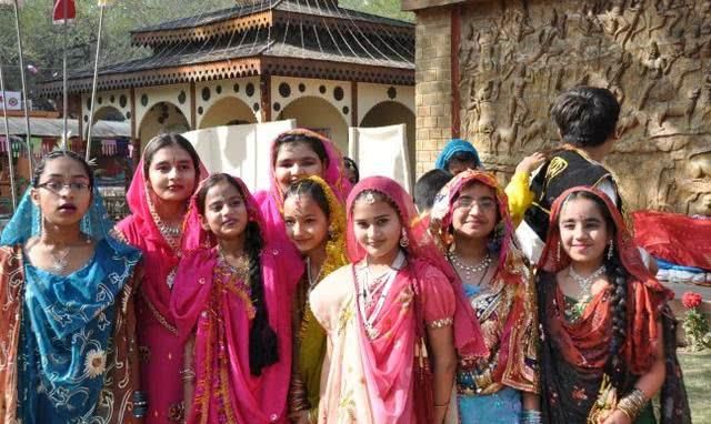 中国游客来印度，发现到处都是露天厕所，印度姑娘是怎么上厕所呢