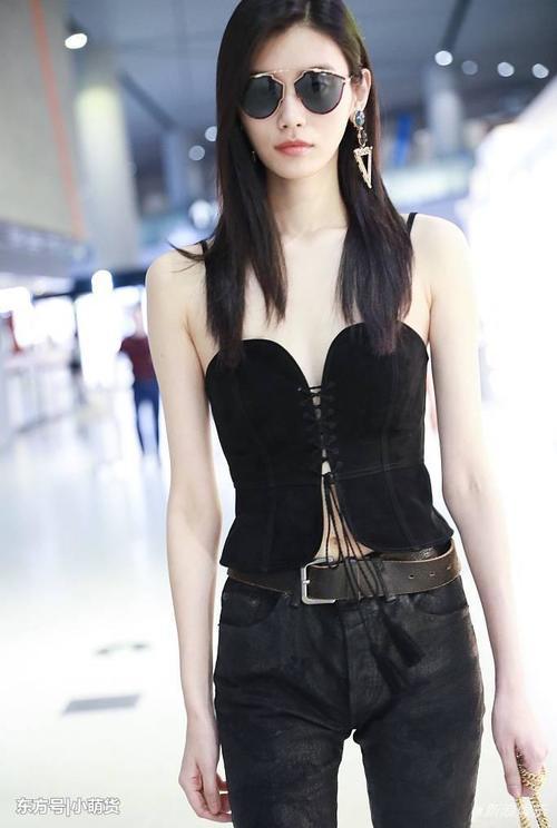 奚梦瑶太拼了！吊带中间硬开一条缝，网友：绳子断了看你怎么办