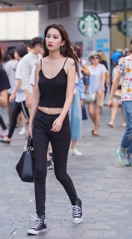 身穿黑色吊带紧身裤小姐姐，大长腿秒杀超模让路人目瞪口呆，我忍