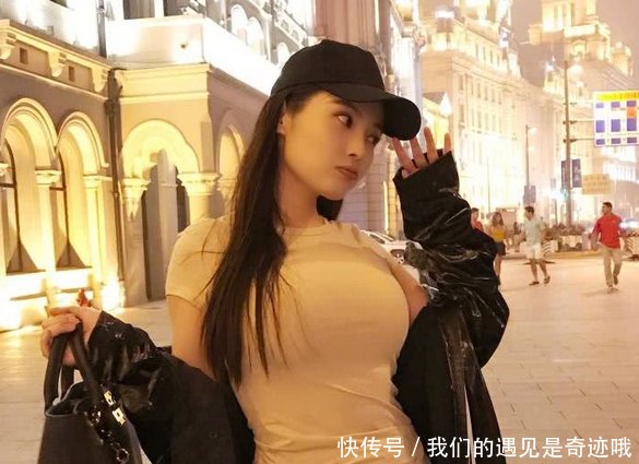 街拍：清纯迷人长腿的美女，曲线丰腴,怎么穿都能自带女神气息