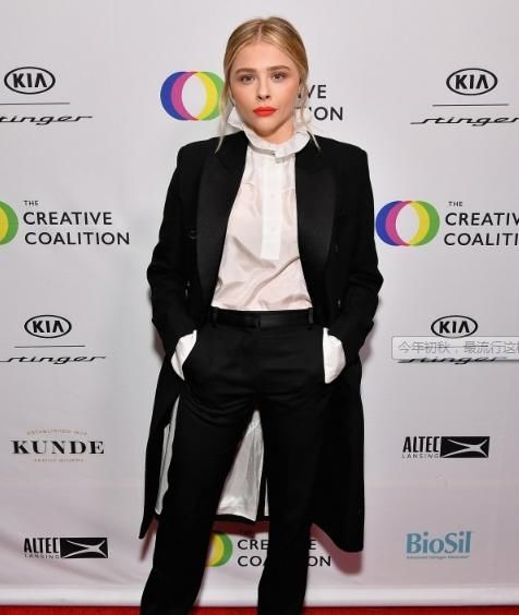 周冬雨身穿荷叶领裙，丝毫不输有颜有身材的景甜，选对衣服很重要