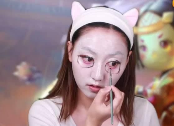  『小萝莉』小萝莉仿妆《王者荣耀》鲁班七号，化上眼妆后，实在太讨人喜欢了
