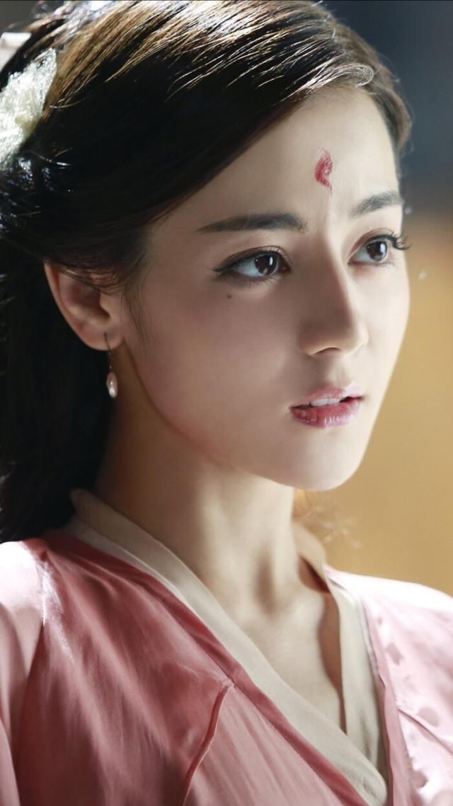 迪丽热巴■乃万换发型引热议。还有哪些大美女被刘海“封印颜值”?