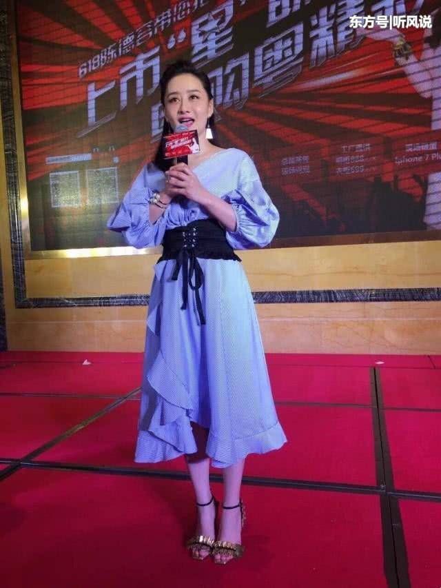 44岁陈德容穿白裙惊艳全场，少女气质依旧，真不愧是琼瑶剧始祖