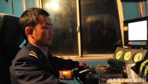  「事实」火车司机全天都在开车，为什么感觉不困？火车售票员意