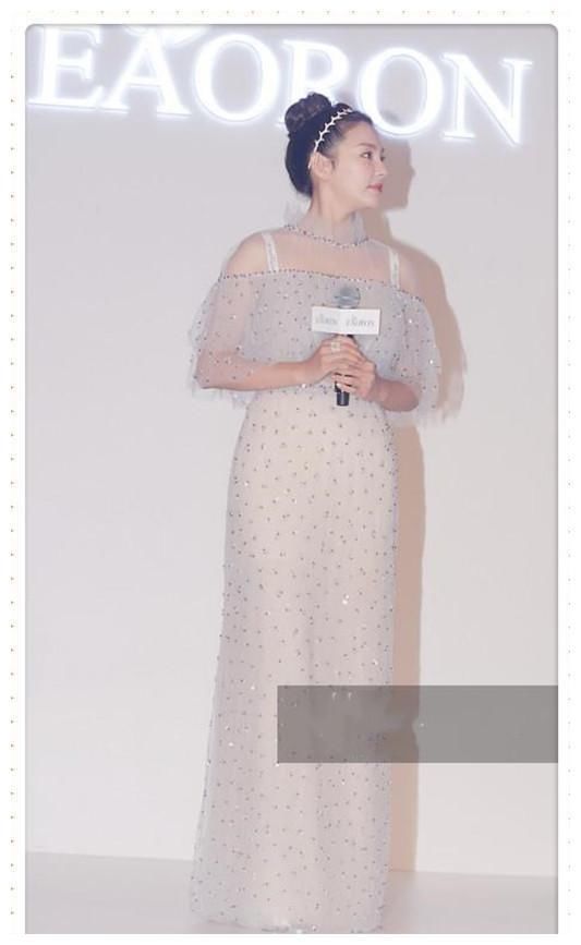 李菲儿鱼骨裙夸张,张雨绮、大S穿薄纱裙,一个真性感一个大妈相