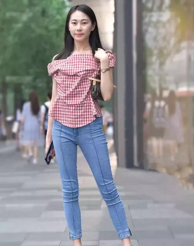  天使■小姐姐的腿被天使吻过吧？牛仔裤线都不带弯的，这腿直得不像话！