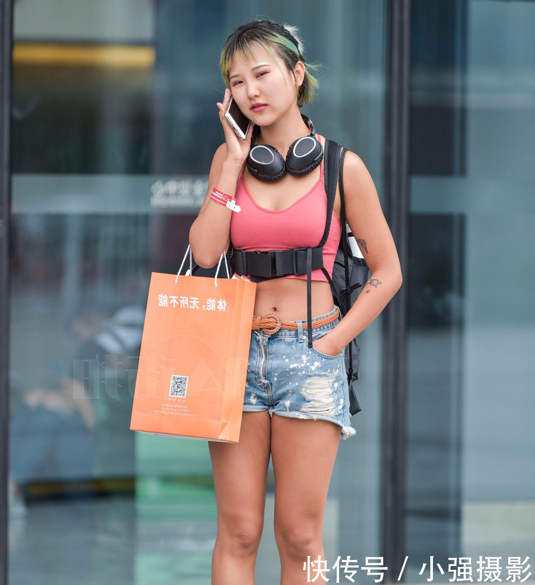 极品辣妈粉色裹胸勒出丰腴上围，街头发名片有成效的她笑起来很吸